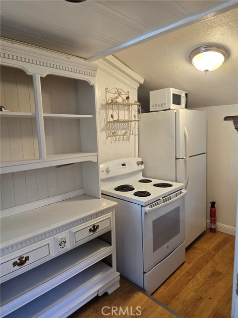 600 6th Street, Lakeport CA: https://media.crmls.org/medias/fccbe4a3-3a8b-4098-bfa2-15fe34b1040c.jpg