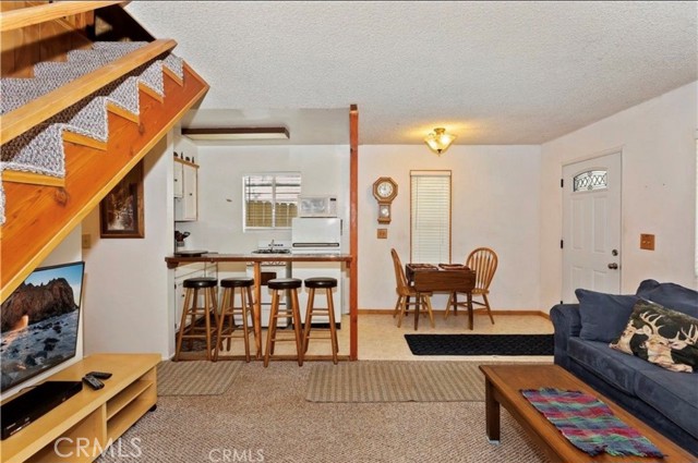 Detail Gallery Image 3 of 10 For 370 Victoria Ln, Sugarloaf,  CA 92386 - 3 Beds | 1 Baths