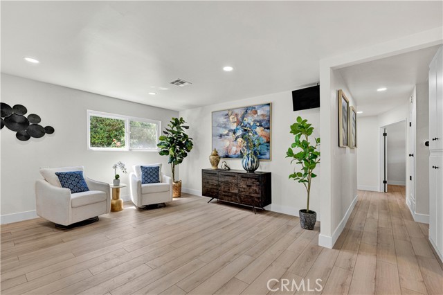 16761 Montclair Lane, Huntington Beach CA: https://media.crmls.org/medias/fcce3a58-4f66-4ccb-890f-092a906a0c9d.jpg