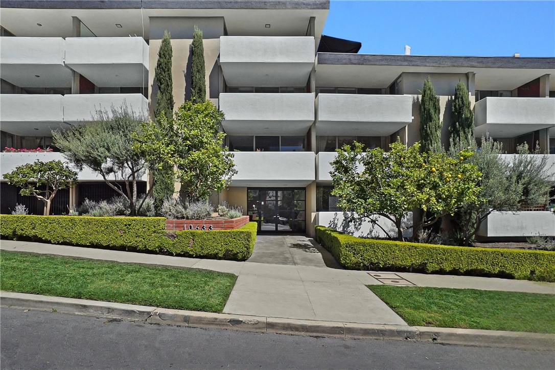 Detail Gallery Image 2 of 34 For 10633 Kinnard Ave #4,  Los Angeles,  CA 90024 - 2 Beds | 2 Baths