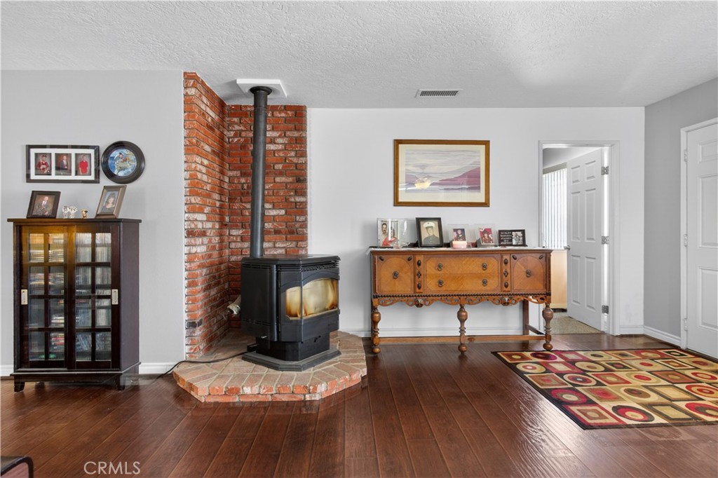 https://media.crmls.org/medias/fcd79624-fa65-46d8-a36e-8aac696185e7.jpg?preset=X-Large