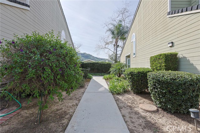 Detail Gallery Image 5 of 49 For 23160 Newport Ln #9,  Yorba Linda,  CA 92887 - 2 Beds | 2/1 Baths