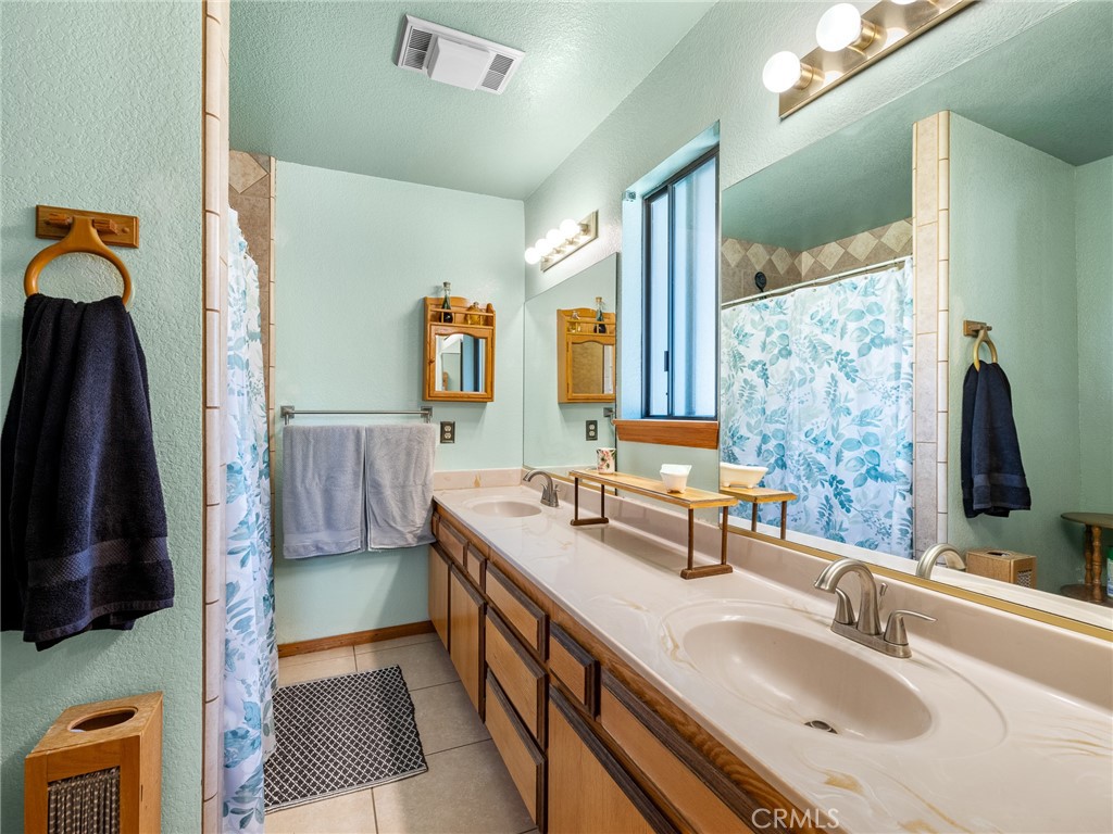 https://media.crmls.org/medias/fcdb12bf-a4b2-458c-b58f-e16dcb075c8a.jpg?preset=X-Large