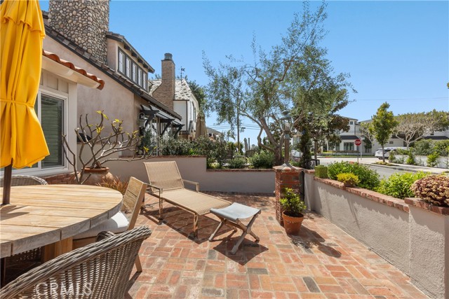 304 Larkspur Avenue, Corona del Mar CA: https://media.crmls.org/medias/fcdb851f-5fac-4e1e-a1d1-74fd55611624.jpg