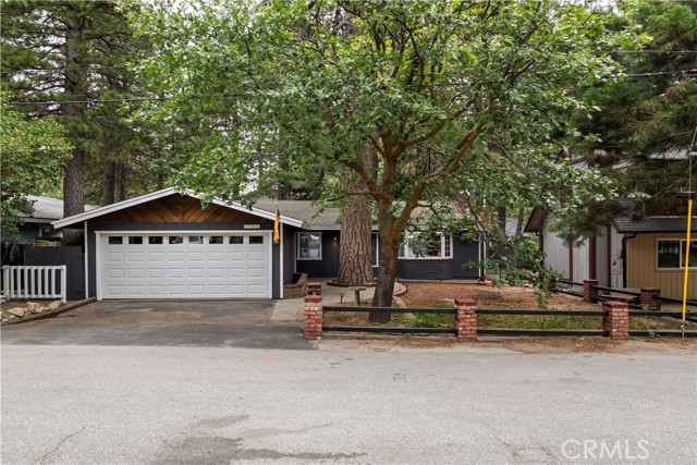 1381 Blackfoot W Trail, Lake Arrowhead CA: https://media.crmls.org/medias/fcdca77f-38b6-49aa-8347-43af9570a681.jpg