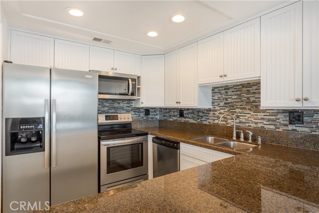 Detail Gallery Image 11 of 48 For 24319 Canyon Lake Dr #1,  Canyon Lake,  CA 92587 - 3 Beds | 2 Baths