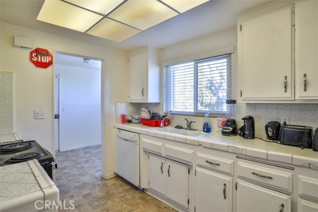 Detail Gallery Image 11 of 40 For 14247 Canterbury Dr, Victorville,  CA 92395 - 2 Beds | 2 Baths