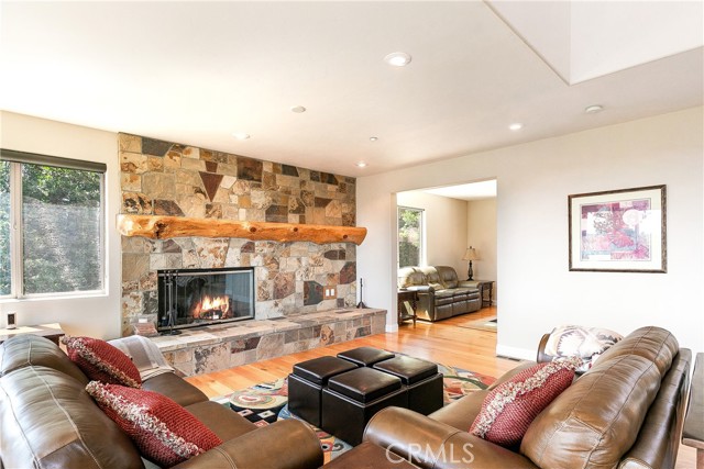Detail Gallery Image 12 of 40 For 27692 Caribou Dr, Lake Arrowhead,  CA 92352 - 4 Beds | 2/1 Baths
