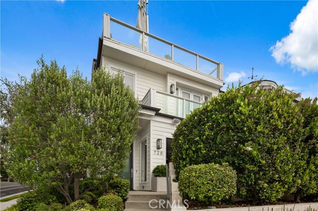 720 Poinsettia Ave, Corona del Mar CA: https://media.crmls.org/medias/fce07a6b-5c52-4acb-a063-231146030b5c.jpg