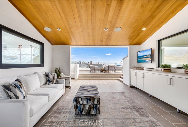 Detail Gallery Image 46 of 62 For 221 Heliotrope Ave, Corona Del Mar,  CA 92625 - 4 Beds | 5/1 Baths