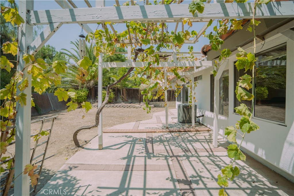 https://media.crmls.org/medias/fce530ae-5a4b-431f-ad6c-7f1b43542895.jpg?preset=X-Large