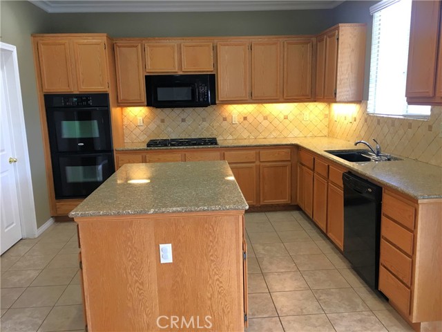 Detail Gallery Image 2 of 20 For 15213 Hawk, Fontana,  CA 92336 - 3 Beds | 2/1 Baths