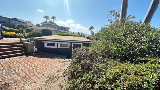625 High Dr, Laguna Beach CA: https://media.crmls.org/medias/fcea5018-93f0-48b2-be54-d6398ac7e608.jpg