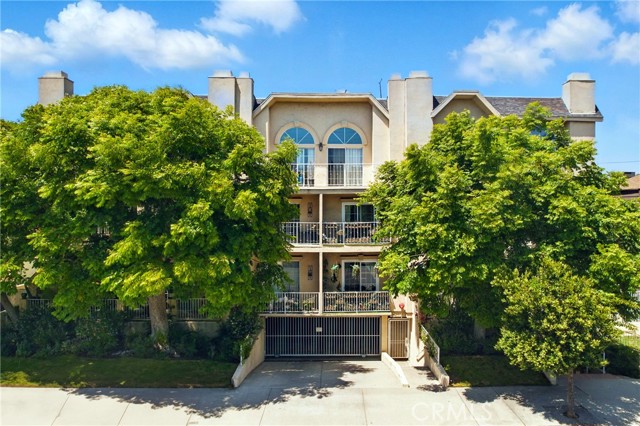 11445 Moorpark Street, Studio City CA: https://media.crmls.org/medias/fceb2dcf-7a39-4de3-8127-f0024d4ac8bc.jpg
