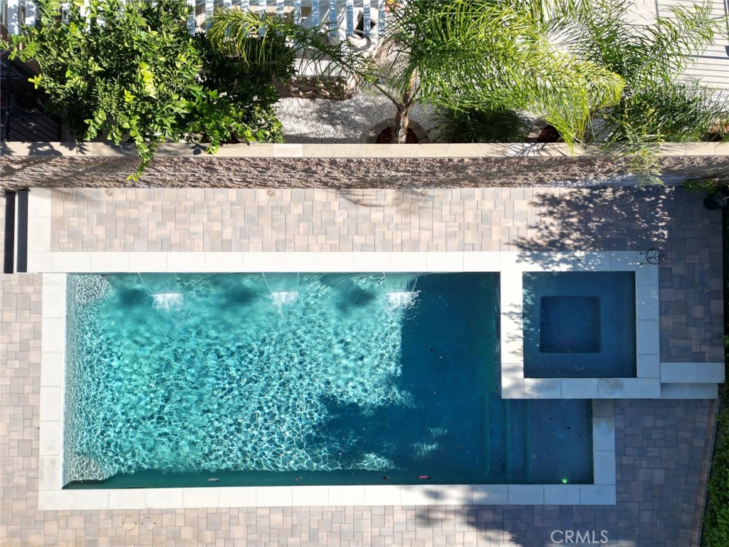 https://media.crmls.org/medias/fcec8351-cbaf-4c6e-8c88-e125dc3d4cae.jpg?preset=X-Large
