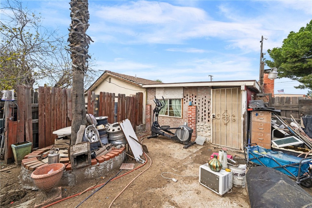 https://media.crmls.org/medias/fceccdd8-f915-48c9-9f90-0149f57b9baa.jpg?preset=X-Large