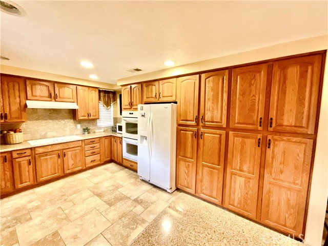 10195 Shangri La Avenue, Hesperia CA: https://media.crmls.org/medias/fcee094c-8d69-4cda-9c6e-09e8c69022af.jpg