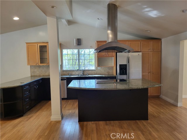 Detail Gallery Image 3 of 22 For 5700 Kelvin, Woodland Hills,  CA 91367 - 3 Beds | 3 Baths