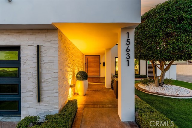 Detail Gallery Image 5 of 51 For 15631 Sunburst Ln, Huntington Beach,  CA 92647 - 5 Beds | 3/1 Baths