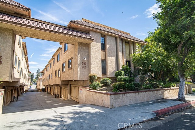 Detail Gallery Image 1 of 24 For 28 S Chapel Ave #E,  Alhambra,  CA 91801 - 3 Beds | 2/1 Baths