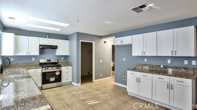 Detail Gallery Image 10 of 30 For 11355 Tondela St, Fontana,  CA 92337 - 5 Beds | 2/1 Baths