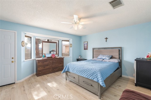 17733 Fresno Street, Hesperia CA: https://media.crmls.org/medias/fcfbb428-46f1-4ee0-ae32-e473c704b364.jpg