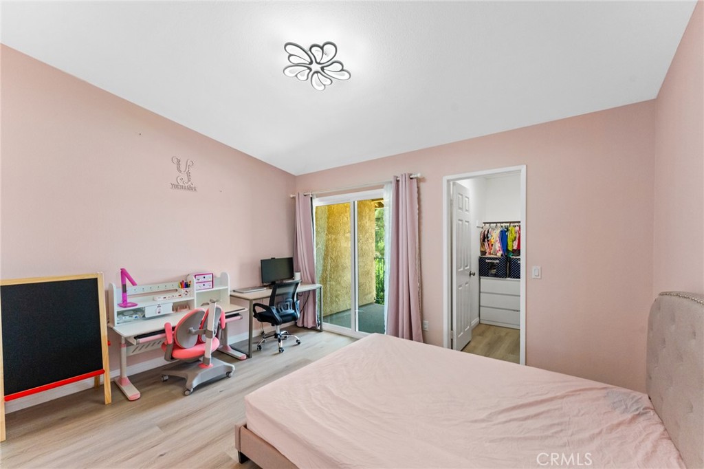 https://media.crmls.org/medias/fcfd63a1-5f4f-4ab1-839c-4e43195eadc9.jpg?preset=X-Large