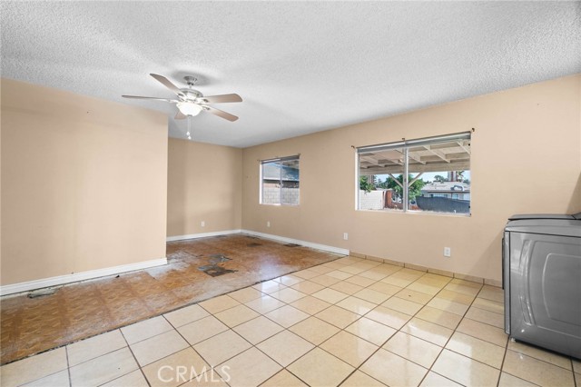 14935 Hibiscus Avenue, Fontana CA: https://media.crmls.org/medias/fd0001d6-f8f4-49f5-a56f-8c49255aec79.jpg