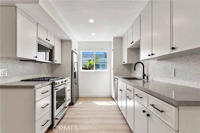 Detail Gallery Image 5 of 24 For 913 E Balboa Blvd #B,  Newport Beach,  CA 92661 - 3 Beds | 3 Baths