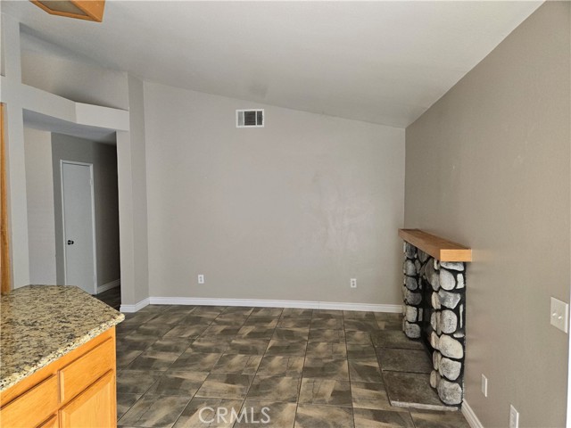 Detail Gallery Image 14 of 43 For 12993 Dartmouth Ct, Victorville,  CA 92392 - 3 Beds | 2 Baths