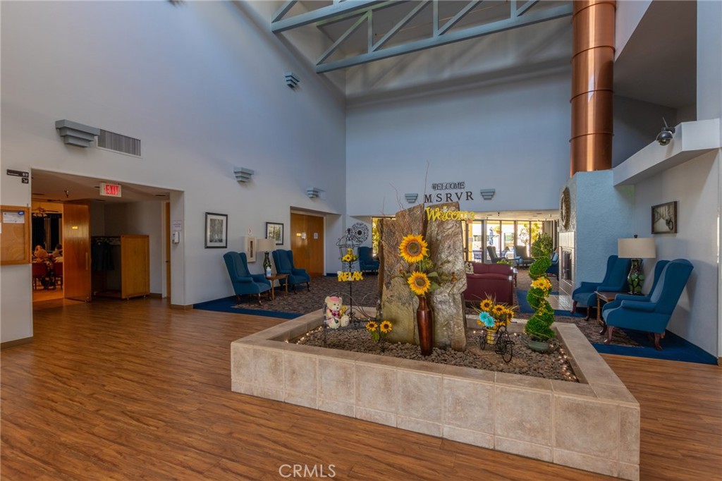 https://media.crmls.org/medias/fd064d2e-7865-4275-92a3-94e1f18162dd.jpg?preset=X-Large