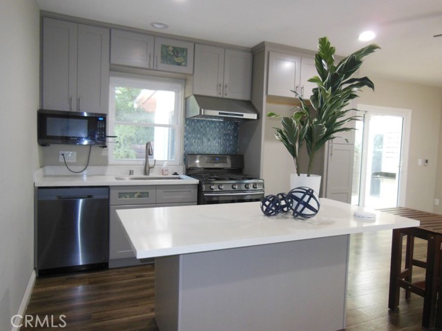 4956 Revlon Drive, La Canada Flintridge CA: https://media.crmls.org/medias/fd095587-1f63-465c-8293-f6a08c3cbb61.jpg