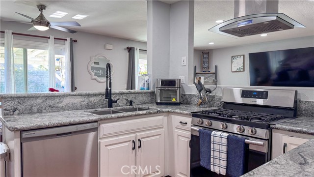 Detail Gallery Image 11 of 23 For 19868 Larbert, Canyon Country,  CA 91351 - 4 Beds | 2 Baths