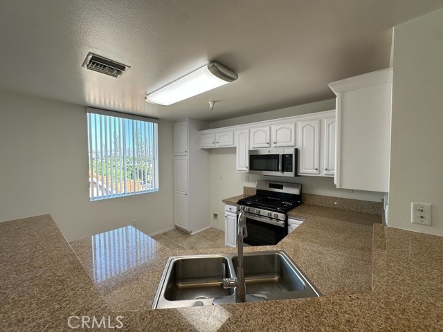 Detail Gallery Image 11 of 22 For 7551 Jordan Ave #405,  Canoga Park,  CA 91303 - 3 Beds | 3 Baths