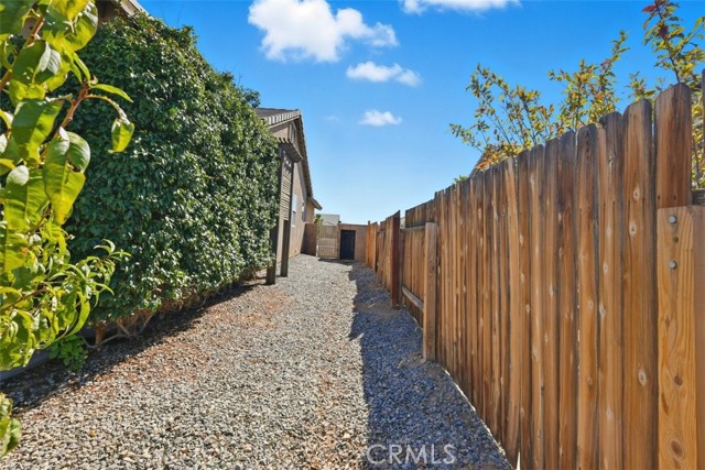 21268 Chardonnay, Apple Valley CA: https://media.crmls.org/medias/fd101836-0258-4d04-8b69-fdd09bd43803.jpg