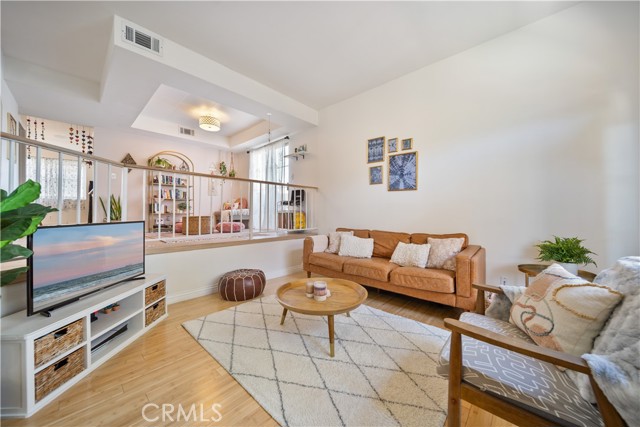 Detail Gallery Image 4 of 47 For 19950 Sherman Way Unit a a,  Winnetka,  CA 91306 - 3 Beds | 4 Baths