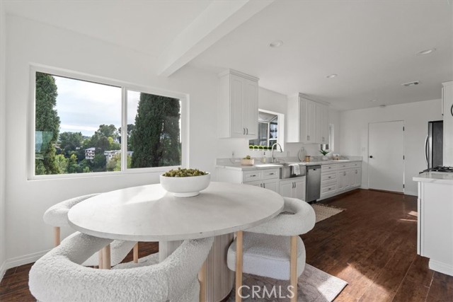 Detail Gallery Image 9 of 61 For 5160 Medina Rd, Woodland Hills,  CA 91364 - 3 Beds | 2/1 Baths