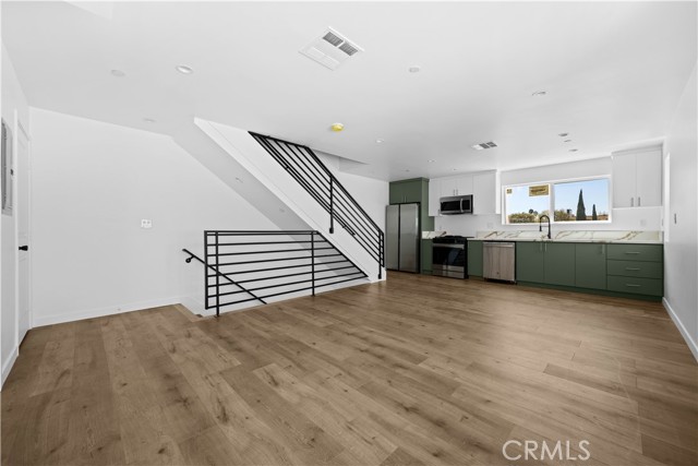 Detail Gallery Image 18 of 29 For 6830 Hazeltine Ave, Van Nuys,  CA 91405 - 4 Beds | 4/1 Baths