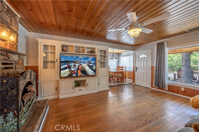 42668 Sonoma Drive, Big Bear Lake CA: https://media.crmls.org/medias/fd17e171-3a5f-47b0-838c-d5663e395558.jpg