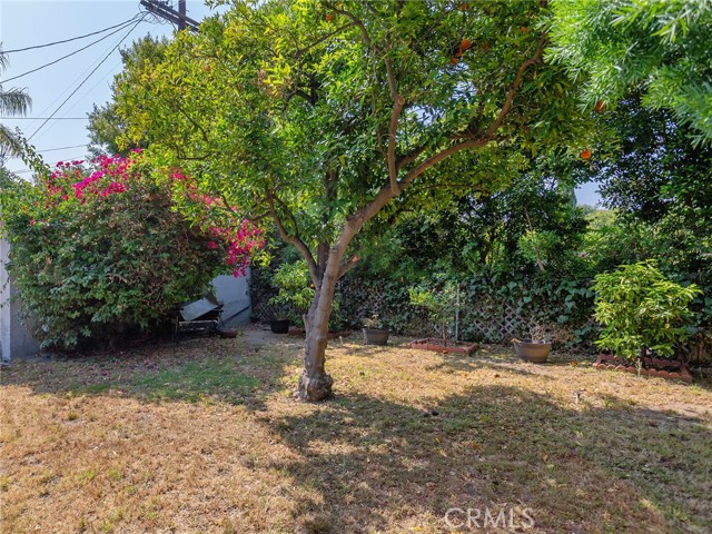 10348 Woodbridge Street, Toluca Lake CA: https://media.crmls.org/medias/fd195c24-77b5-4661-83fb-02794a262199.jpg
