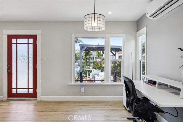 4562 W 17th Street, Los Angeles CA: https://media.crmls.org/medias/fd1b5a56-60f7-47a6-950f-3a1151c1aba3.jpg