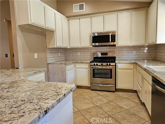 Detail Gallery Image 15 of 34 For 516 Sun Rose Ave, Bakersfield,  CA 93308 - 3 Beds | 2 Baths