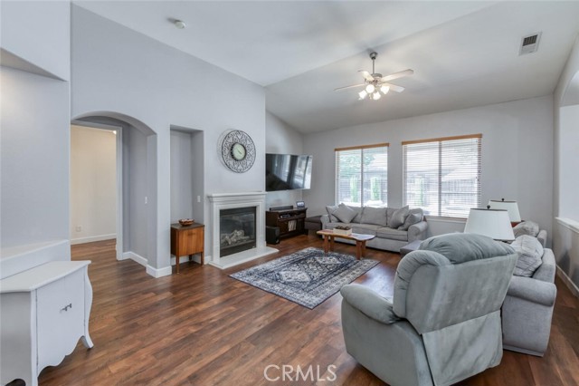 Detail Gallery Image 4 of 38 For 2925 Keats Ave, Clovis,  CA 93611 - 3 Beds | 2 Baths