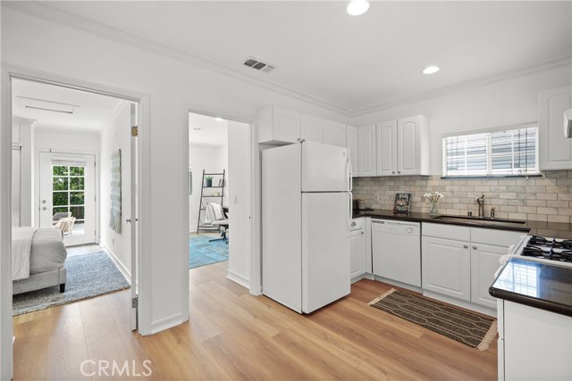 2482 New York Drive, Altadena CA: https://media.crmls.org/medias/fd253562-f699-4cc5-ad81-e382a3ad82c3.jpg