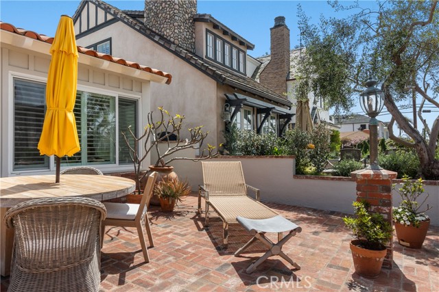 304 Larkspur Avenue, Corona del Mar CA: https://media.crmls.org/medias/fd281030-6165-46d7-a413-84b91d69ed81.jpg