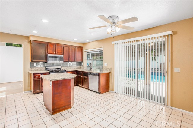 Detail Gallery Image 11 of 36 For 6714 Country Oaks Dr, Highland,  CA 92346 - 5 Beds | 3 Baths