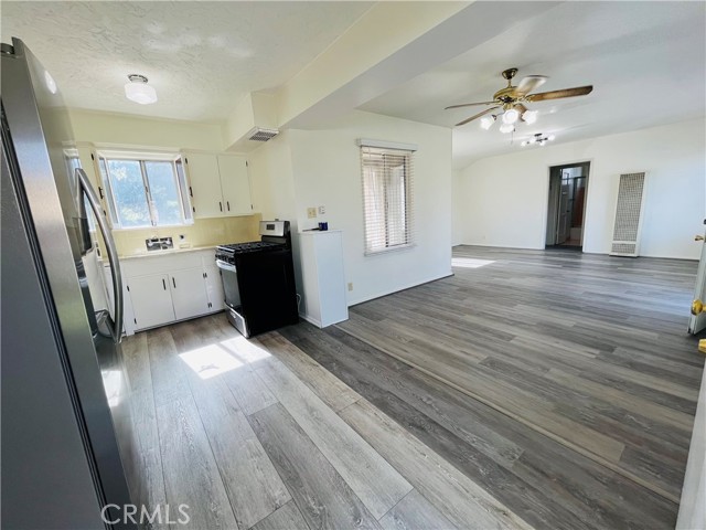 Detail Gallery Image 3 of 23 For 18829 Martha, Tarzana,  CA 91356 - 2 Beds | 1 Baths