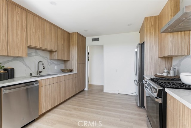 Detail Gallery Image 9 of 37 For 10820 Holman Ave #204,  Los Angeles,  CA 90024 - 2 Beds | 2 Baths