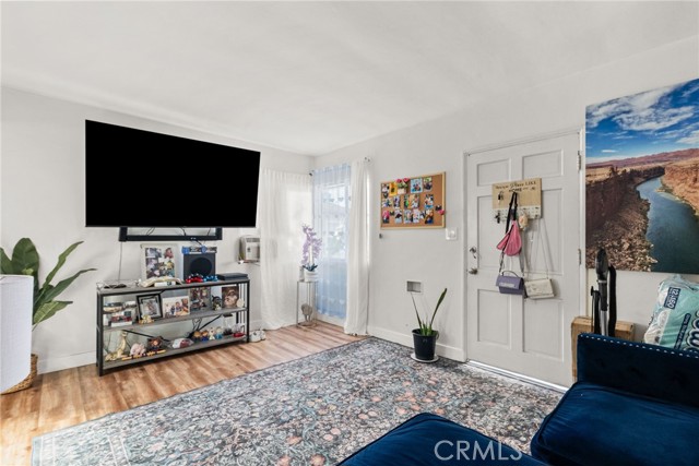 Detail Gallery Image 6 of 23 For 11816 Victory Bld, North Hollywood,  CA 91606 - 4 Beds | 2 Baths