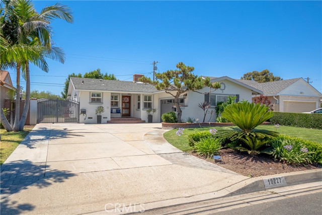 Detail Gallery Image 2 of 54 For 10227 Rives Ave, Downey,  CA 90241 - 4 Beds | 3 Baths